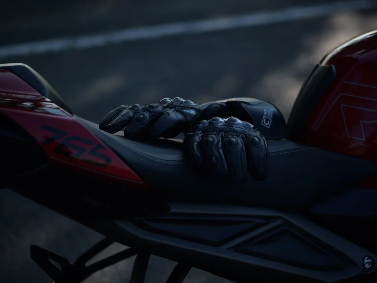 Motorradschutzkleidung - Gute Lederhandschuhe mit CE-Zertifizierung und stabilen Protektoren, welche bis über die Handgelenke gehen