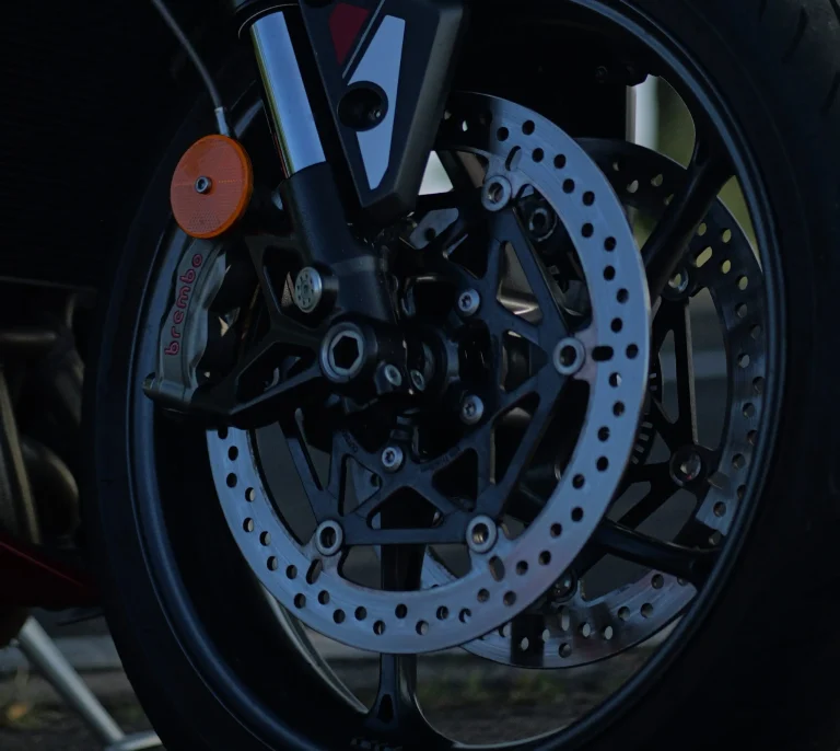 Motorradbremse von Brembo mit Bremsscheibe und guten Bremsbelägen für mehr Sicherheit bei der Technik