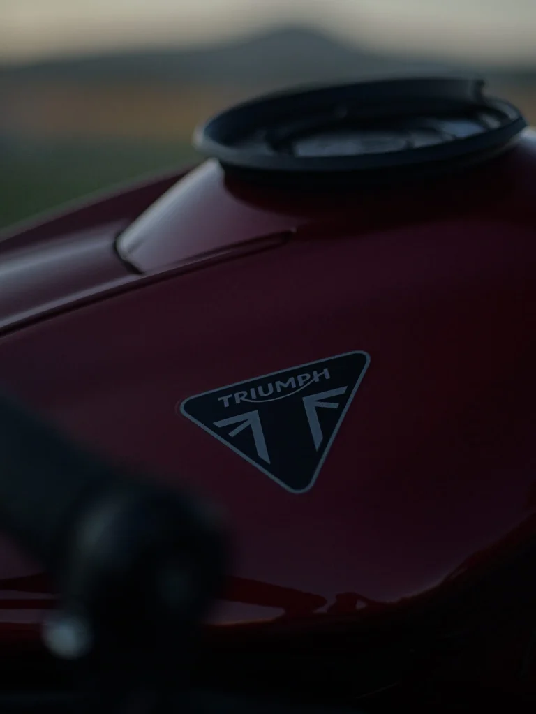 Triumph Logo auf dem Motorrad Tank einer Street Triple 765RS in Carnival Red
