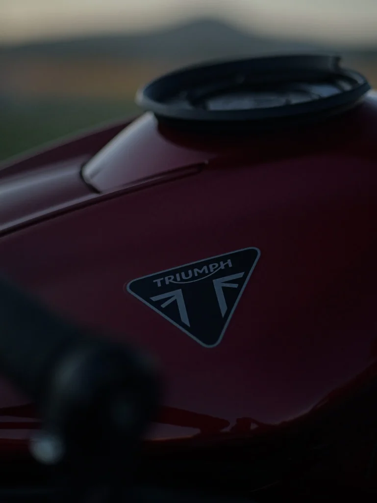 Triumph Logo auf dem Motorrad Tank einer Street Triple 765RS in Carnival Red