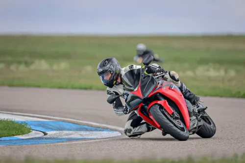 Techniktraining Kurvenfahren – Linienwahl, Blickführung, Sitzposition und Präzision in der Kurve
